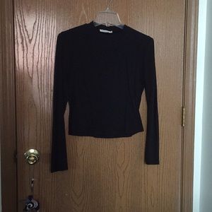 Black long-sleeve crop top